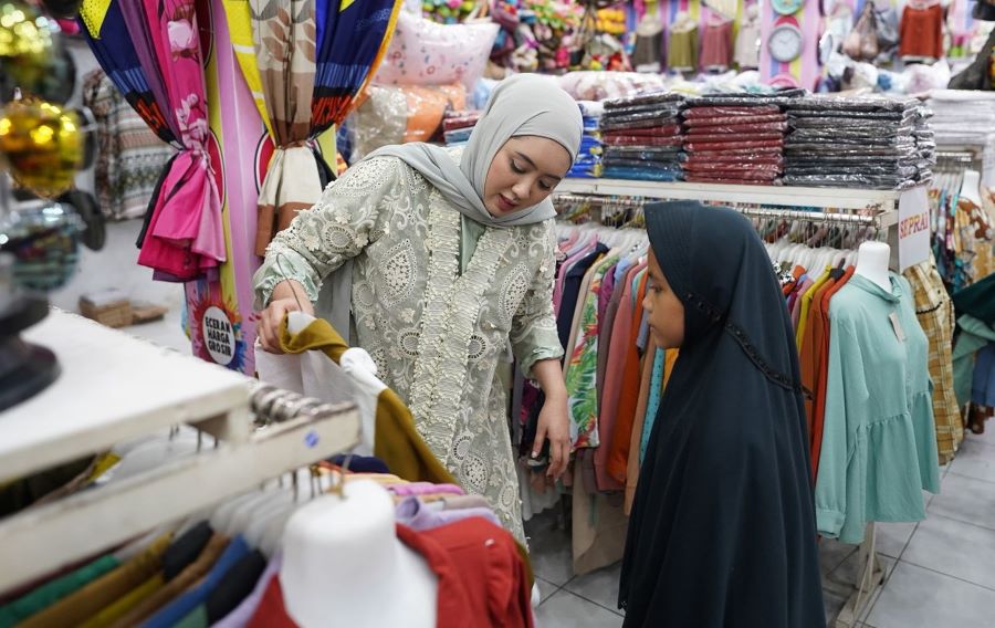 Cindy Monica Kembali Gelar Program Baju Lebaran untuk Anak Panti Asuhan